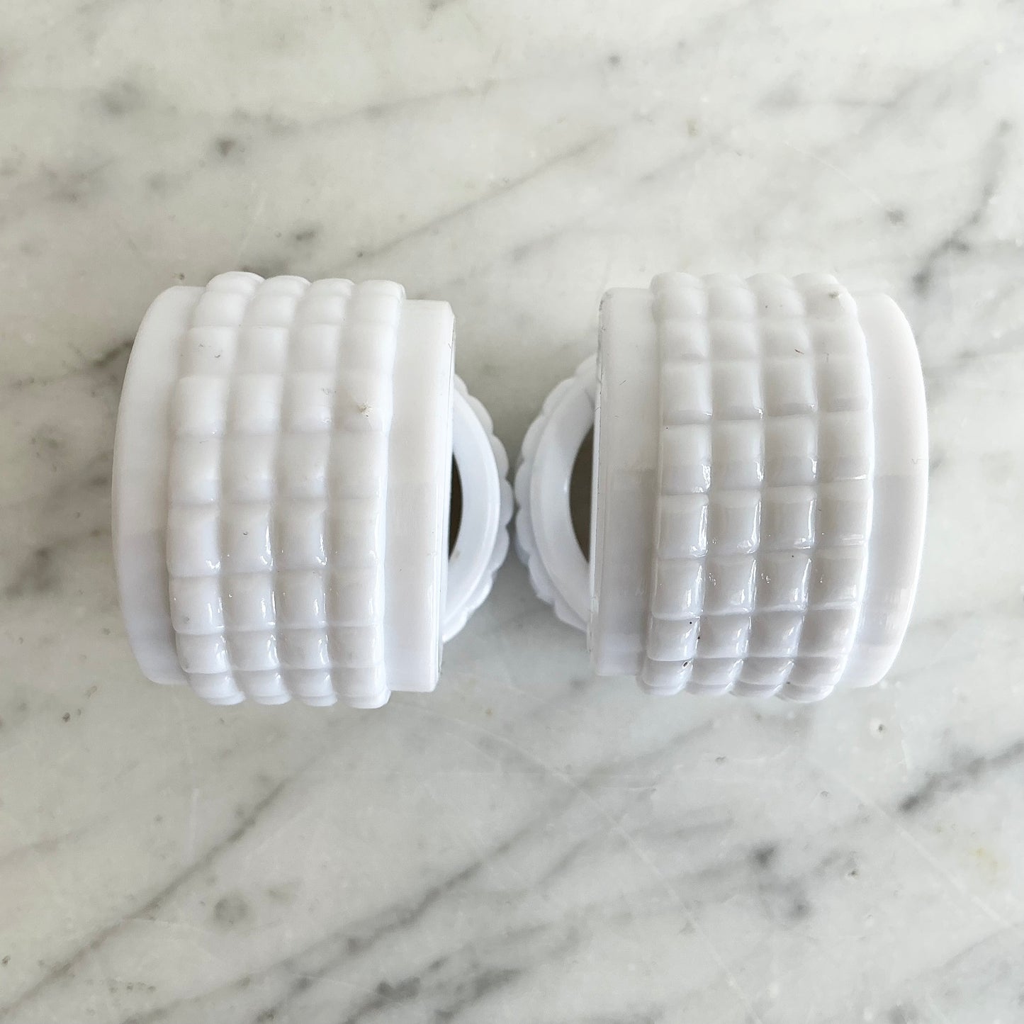 S/4 Vintage White Textured Napkin Rings