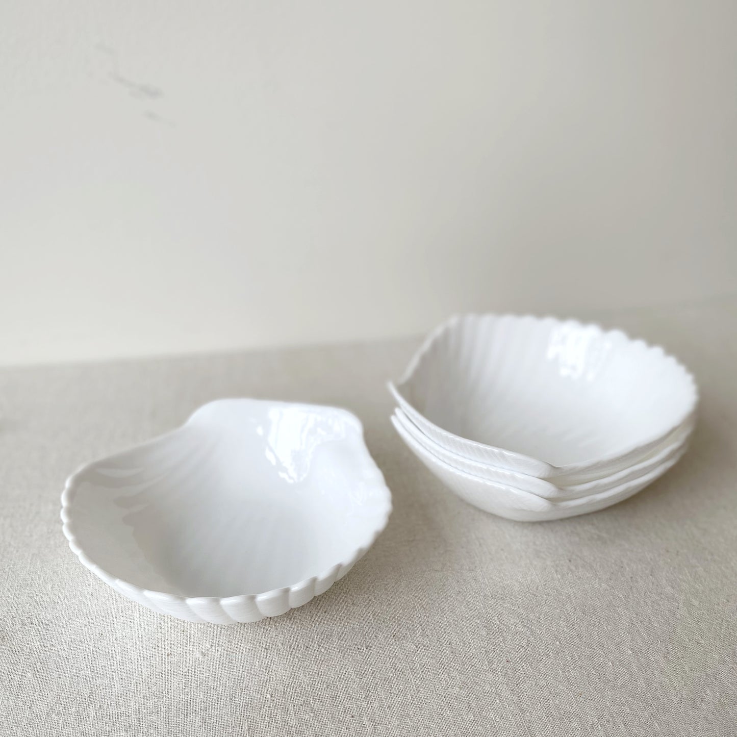 S/4 Vintage White Glass Seashell Bowls