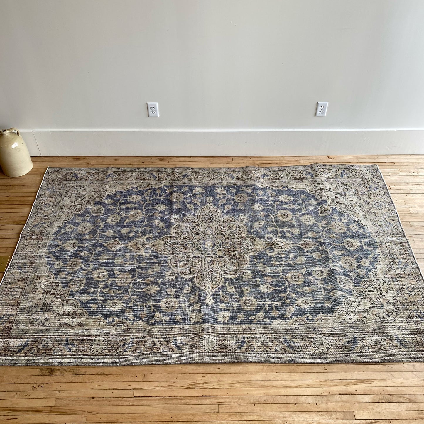 BELLA Vintage Blue Floral Hand-knotted Wool Rug (5.2 x 8.4)
