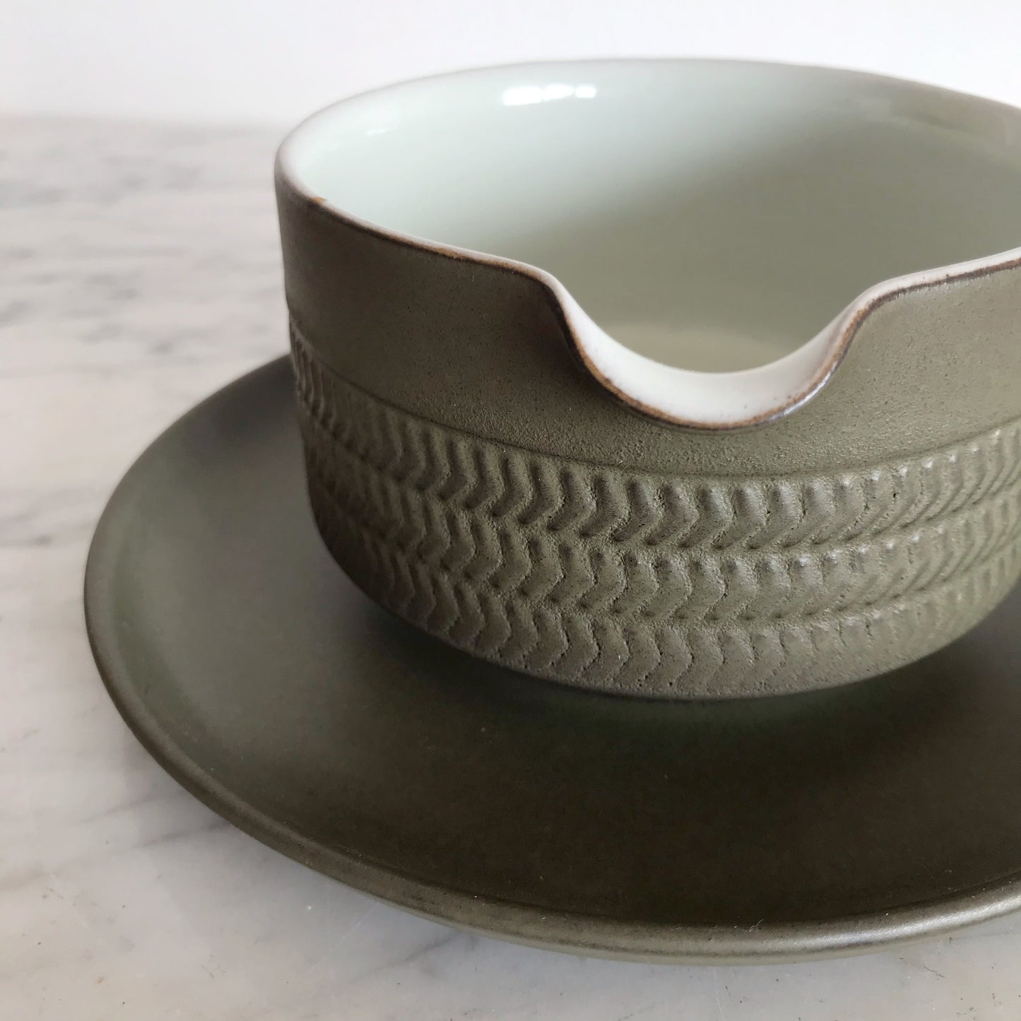 Stoneware Gravy Boat & Saucer Set