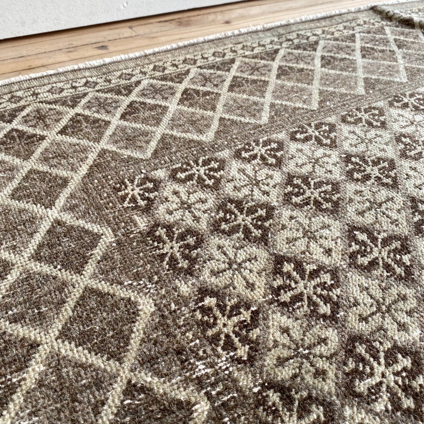 HUDSON Vintage Hand-knotted Wool Rug, Diamonds (4.6 x 7.2)