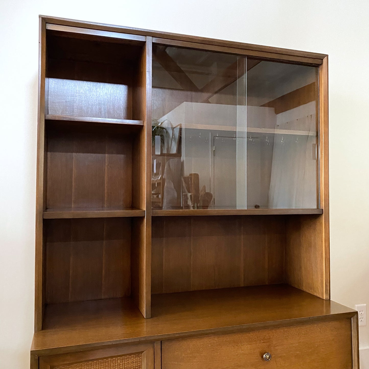 Vintage Mid-Century Display Hutch / China Cabinet