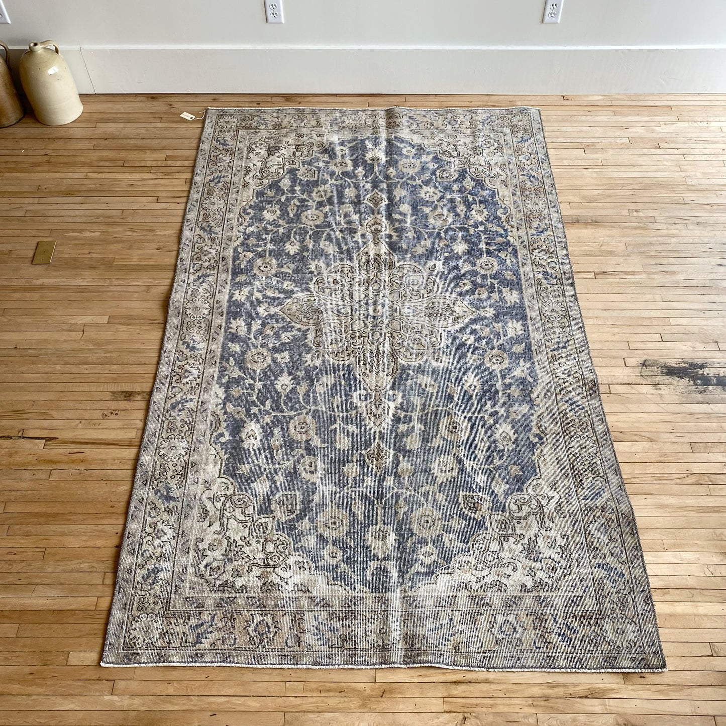BELLA Vintage Blue Floral Hand-knotted Wool Rug (5.2 x 8.4)