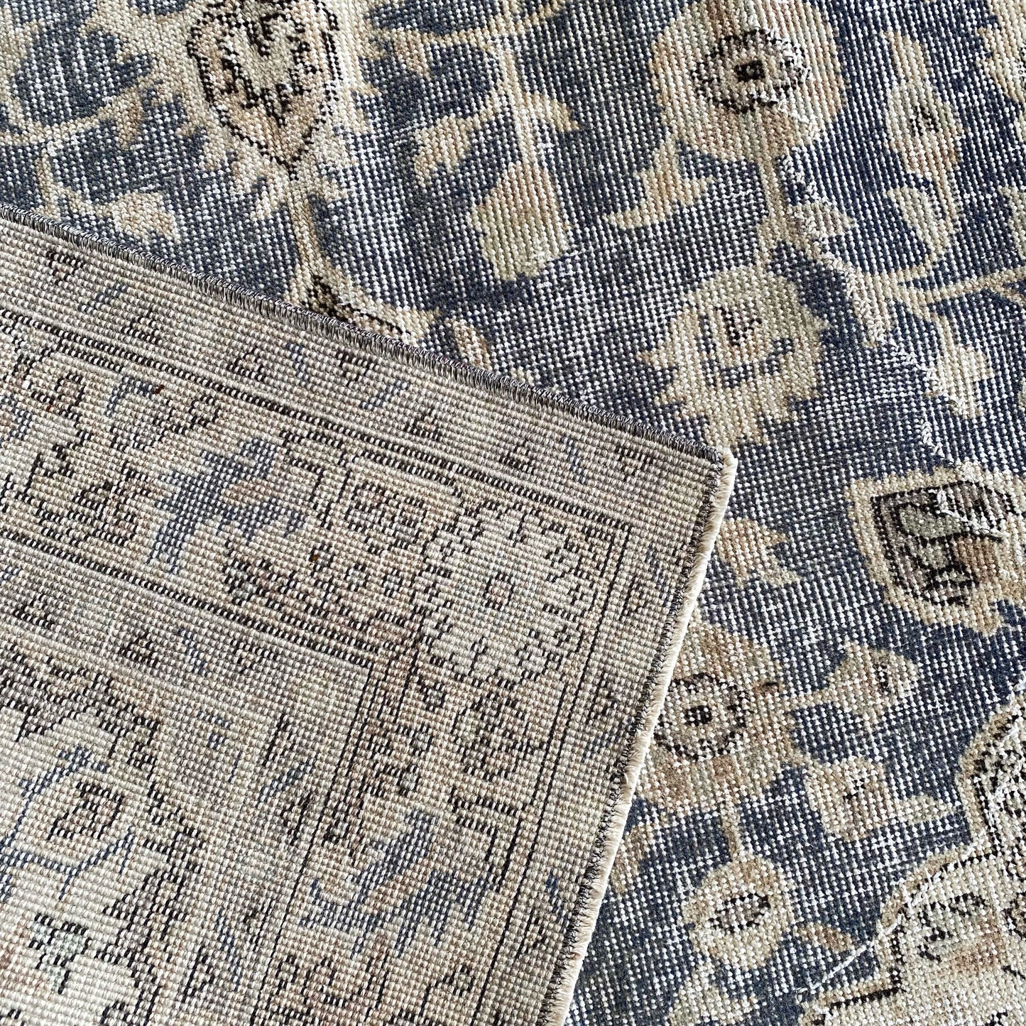 BELLA Vintage Blue Floral Hand-knotted Wool Rug (5.2 x 8.4)