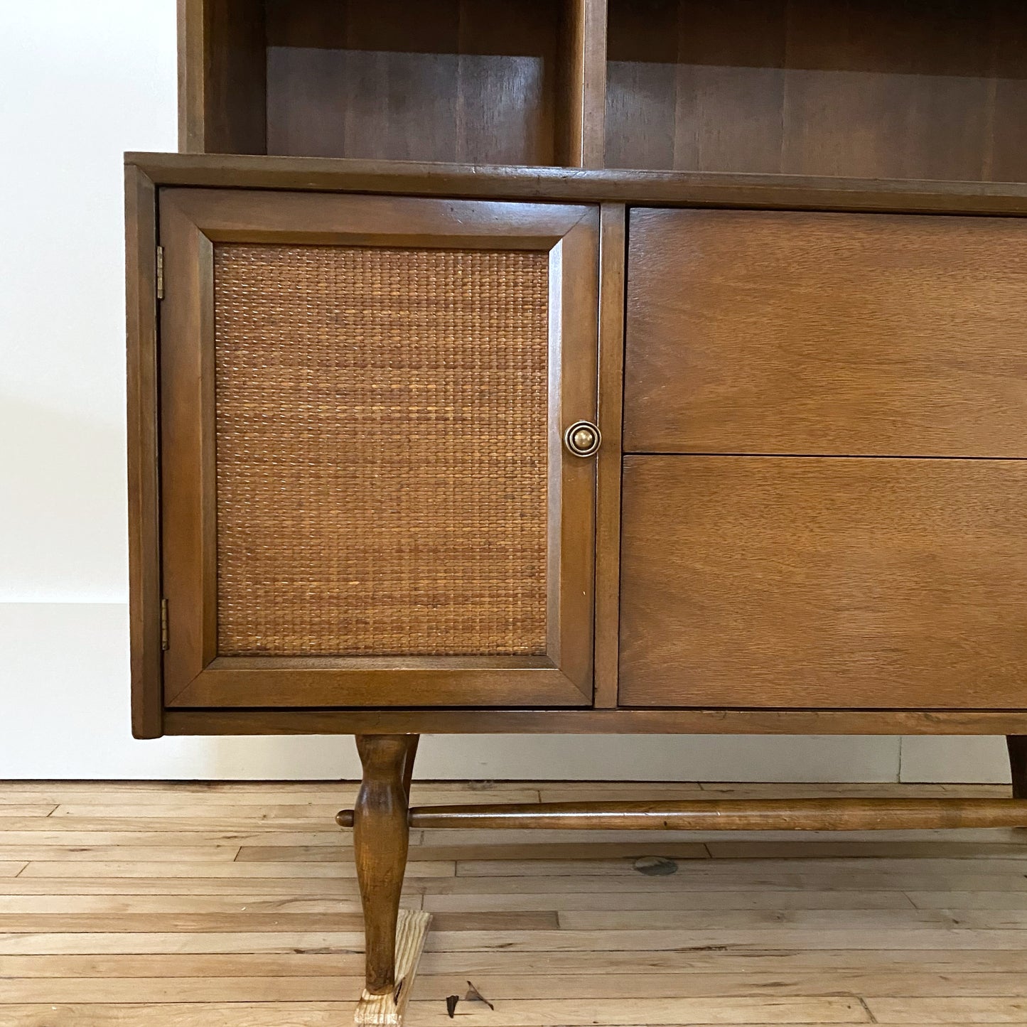 Vintage Mid-Century Display Hutch / China Cabinet
