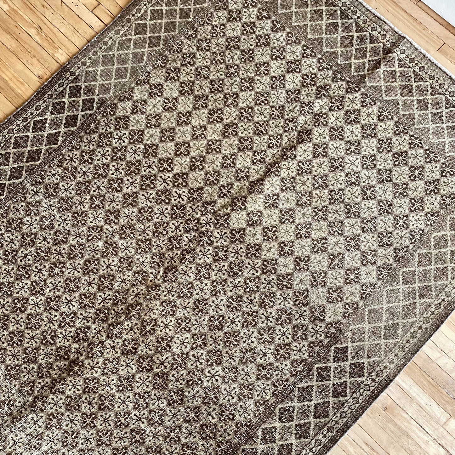 HUDSON Vintage Hand-knotted Wool Rug, Diamonds (4.6 x 7.2)