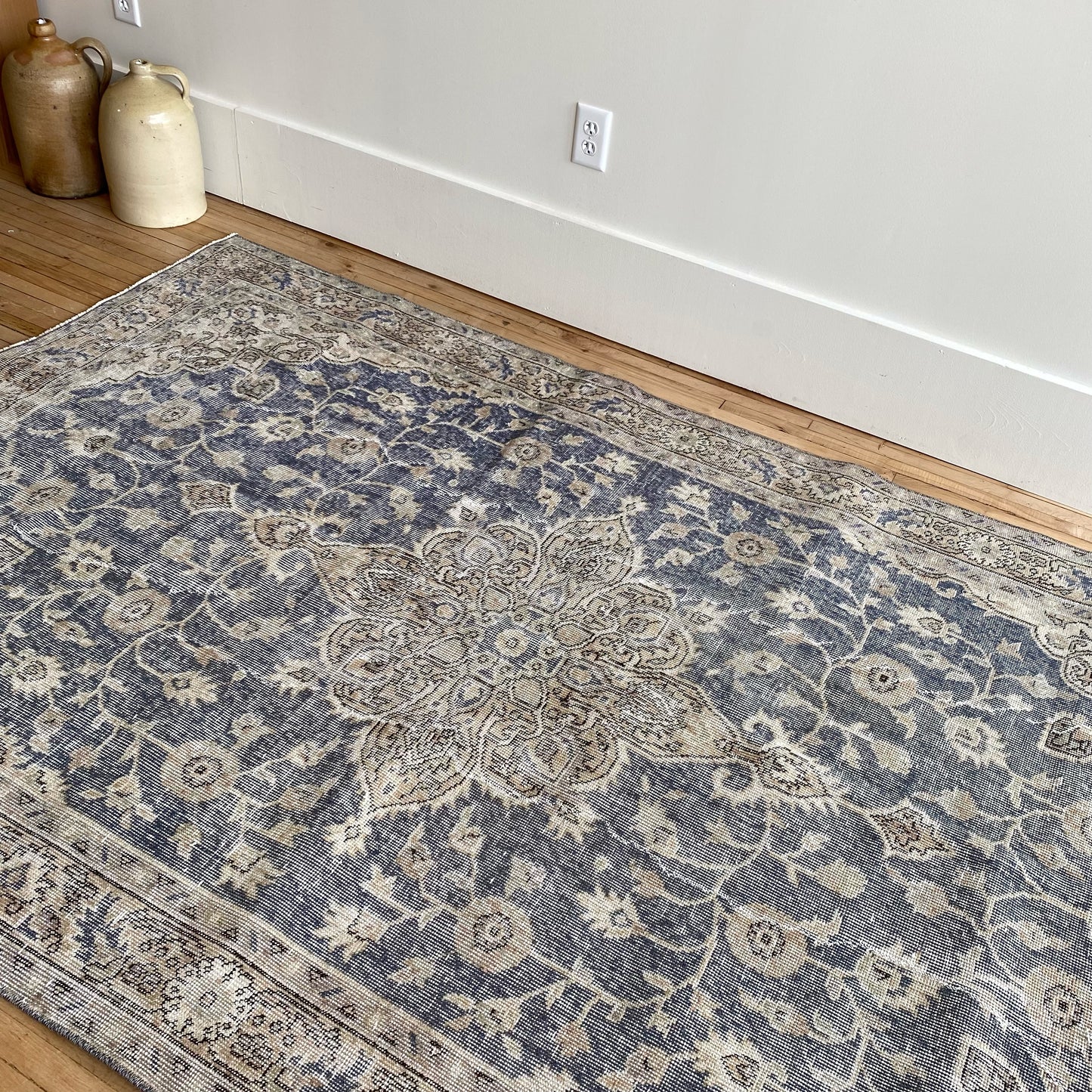 BELLA Vintage Blue Floral Hand-knotted Wool Rug (5.2 x 8.4)