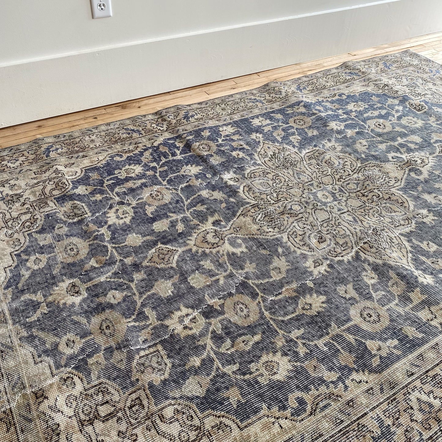 BELLA Vintage Blue Floral Hand-knotted Wool Rug (5.2 x 8.4)