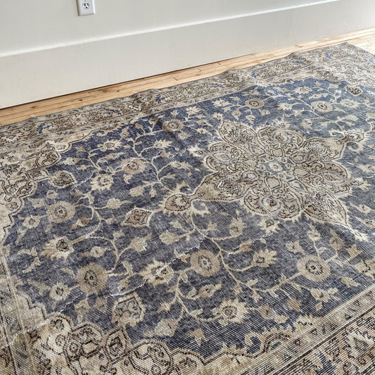 BELLA Vintage Blue Floral Hand-knotted Wool Rug (5.2 x 8.4)