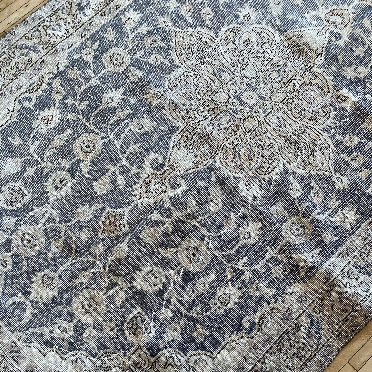 BELLA Vintage Blue Floral Hand-knotted Wool Rug (5.2 x 8.4)