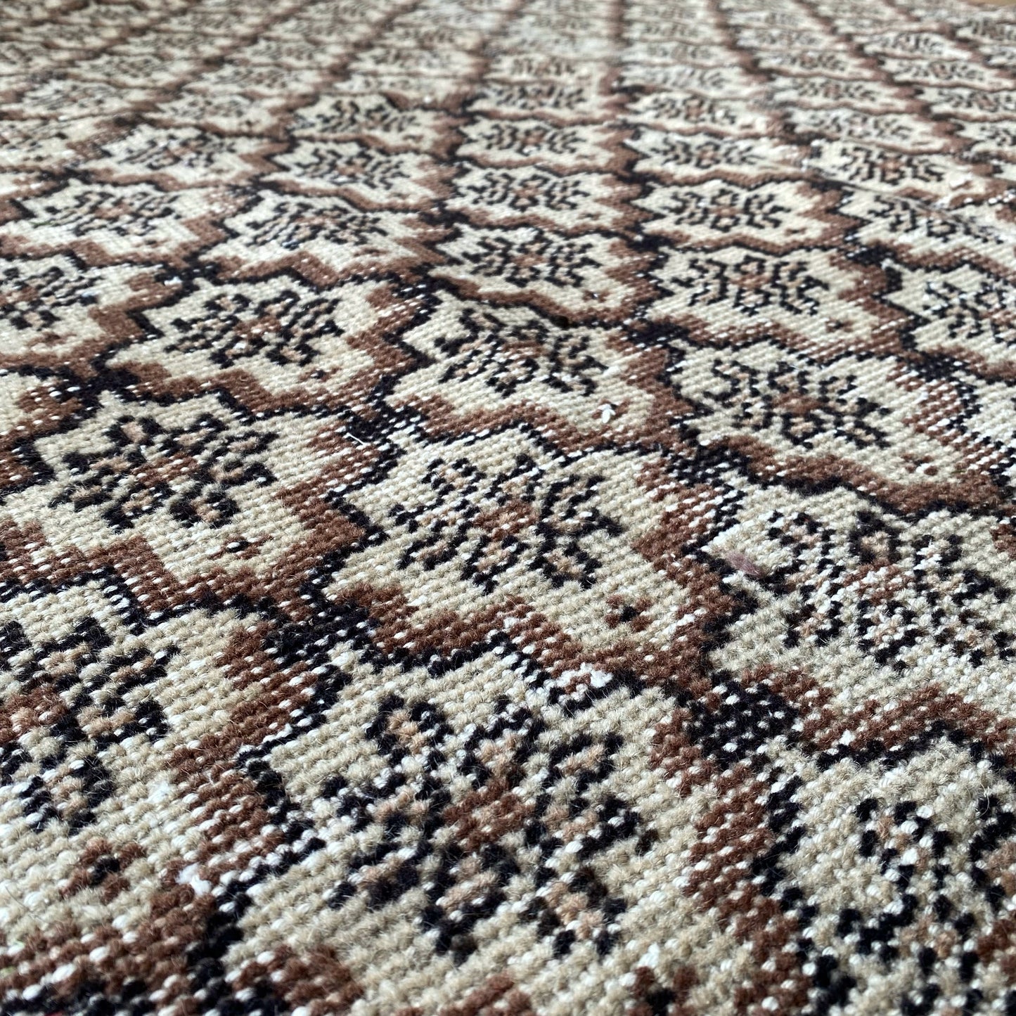 “MAX” Hand-knotted Rug  (4.5 x 7)