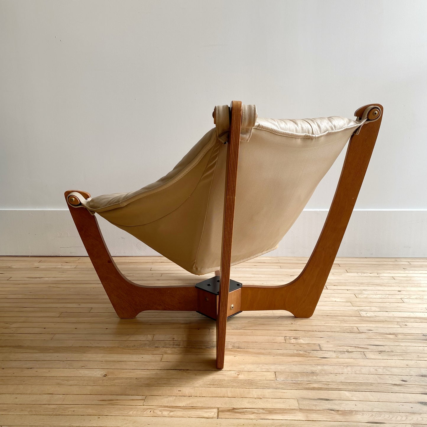 "LUNA" Low Back Leather Chair