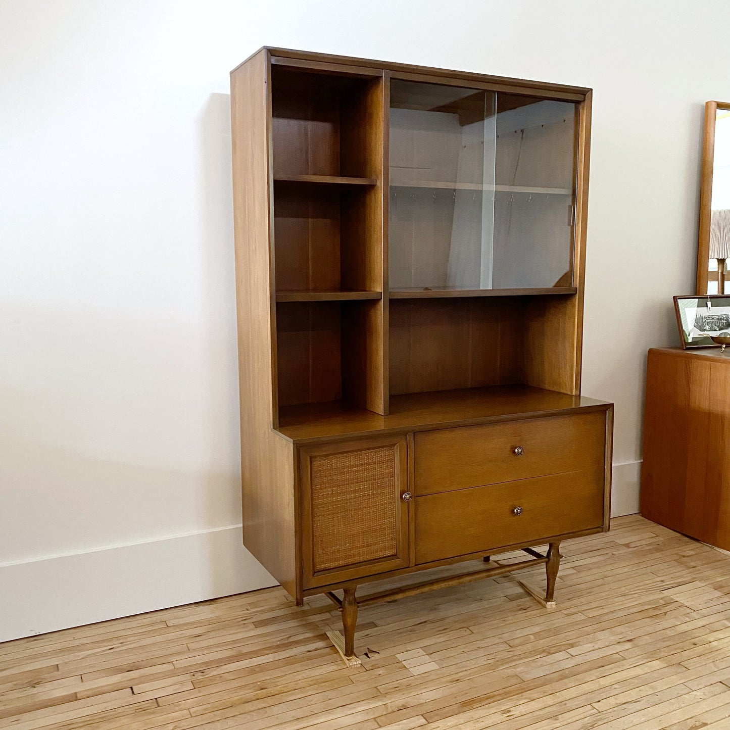 Vintage Mid-Century Display Hutch / China Cabinet
