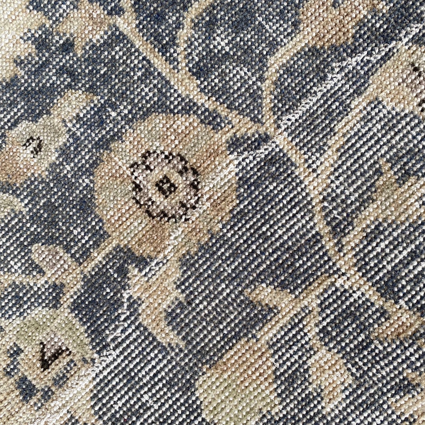 BELLA Vintage Blue Floral Hand-knotted Wool Rug (5.2 x 8.4)