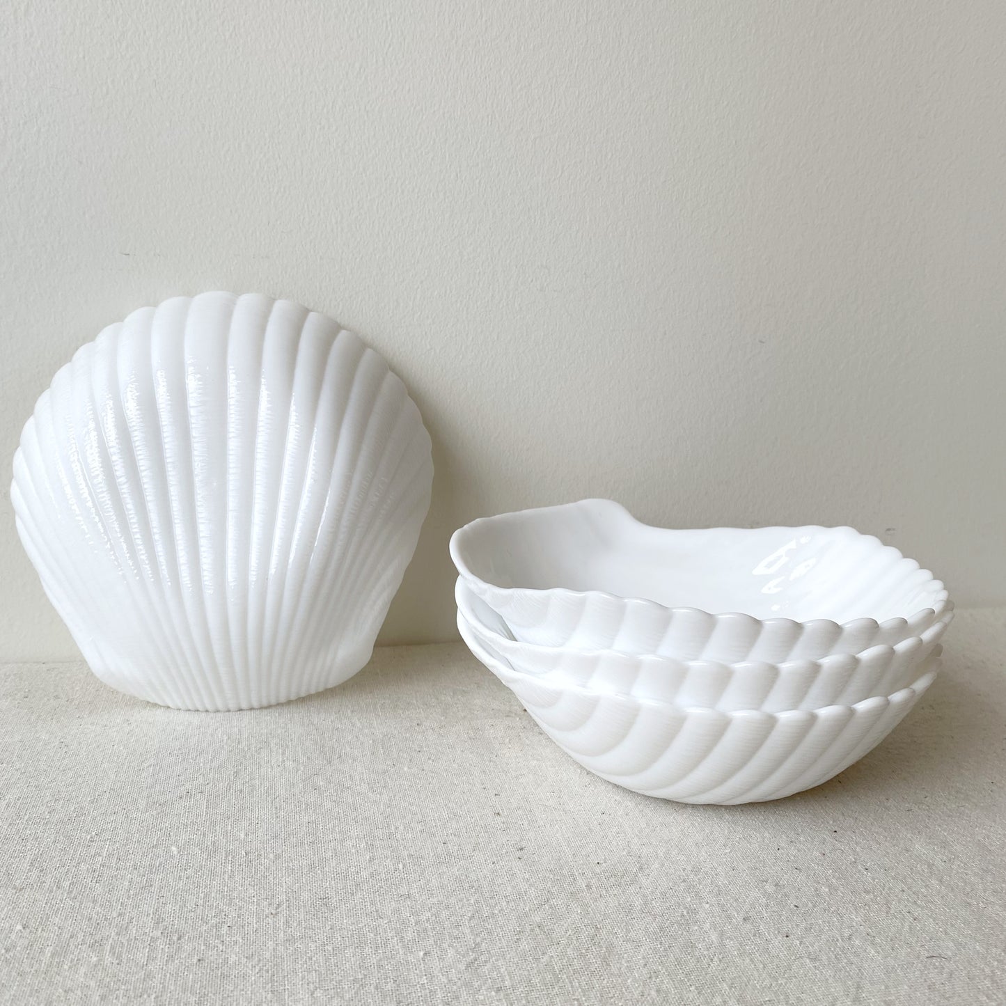 S/4 Vintage White Glass Seashell Bowls