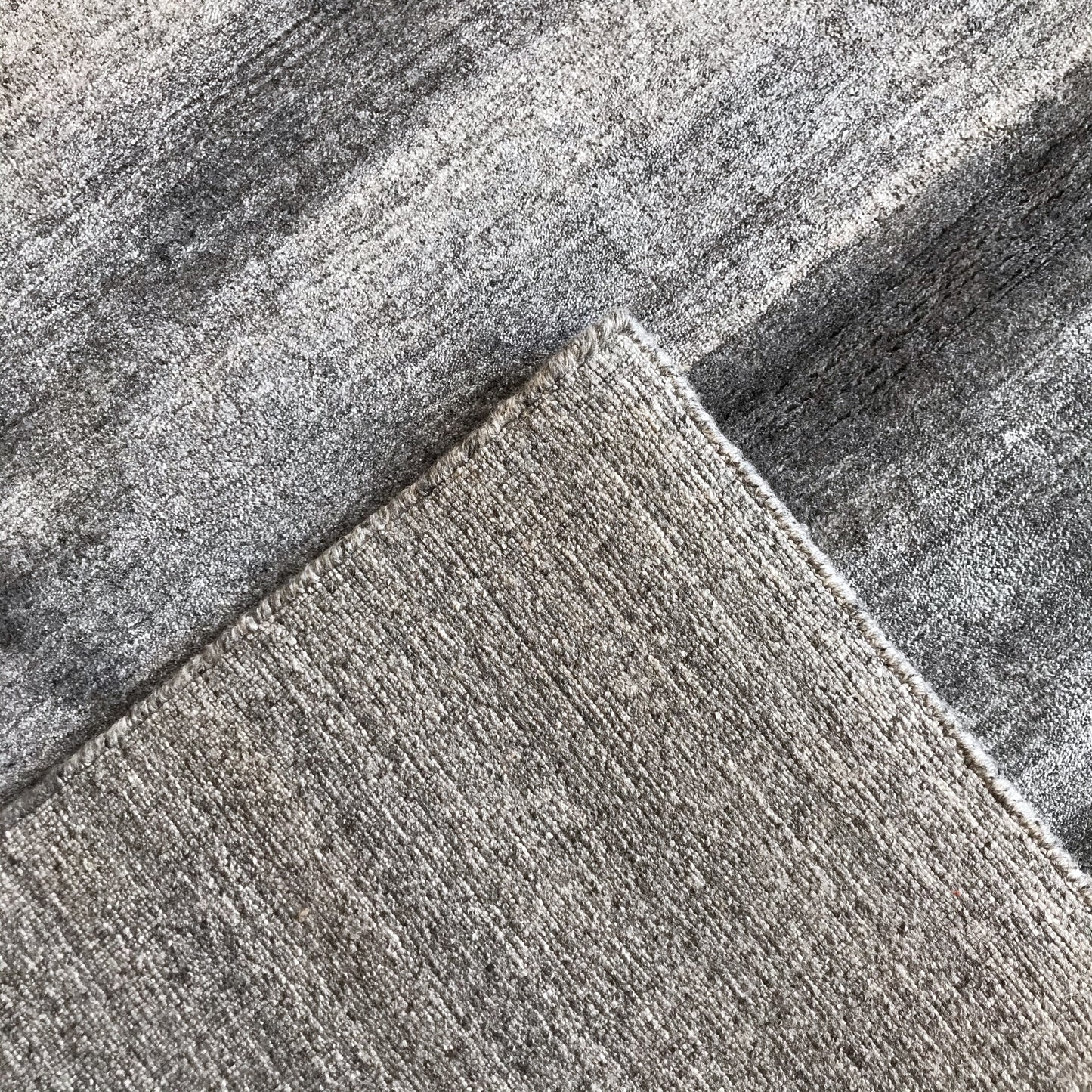 "LONDON" Wool Rug (5.7 x 8.7)