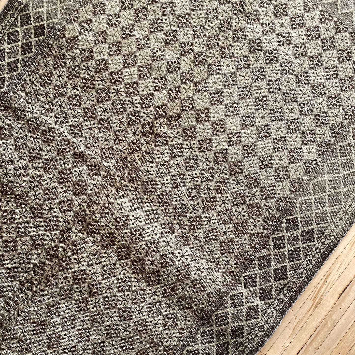 HUDSON Vintage Hand-knotted Wool Rug, Diamonds (4.6 x 7.2)