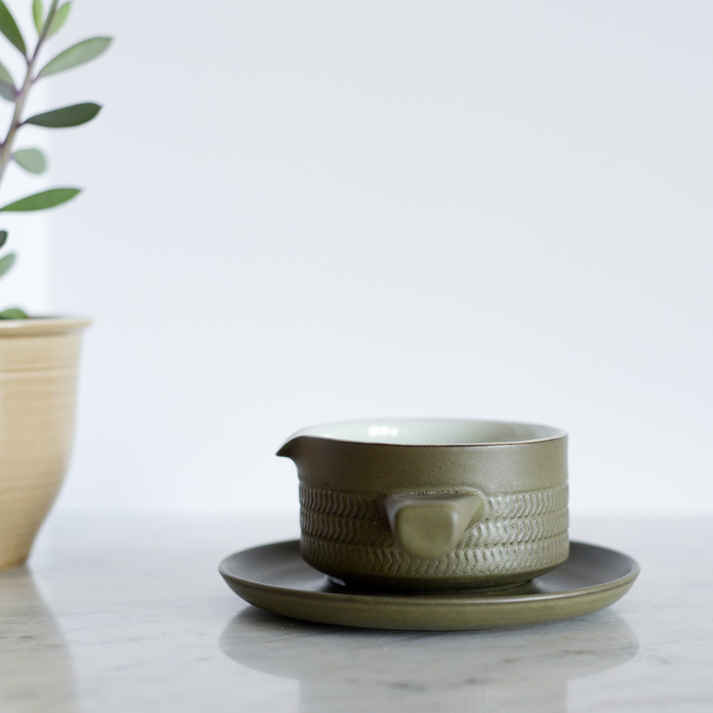 Stoneware Gravy Boat & Saucer Set