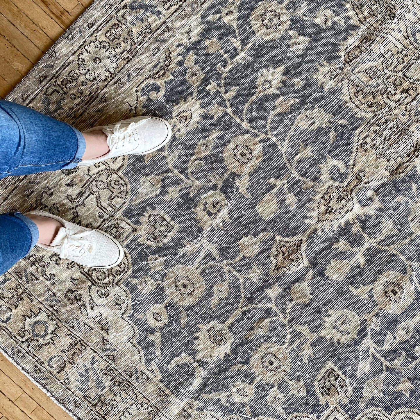 BELLA Vintage Blue Floral Hand-knotted Wool Rug (5.2 x 8.4)