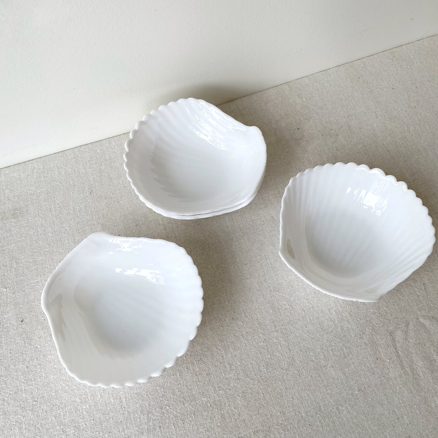 S/4 Vintage White Glass Seashell Bowls