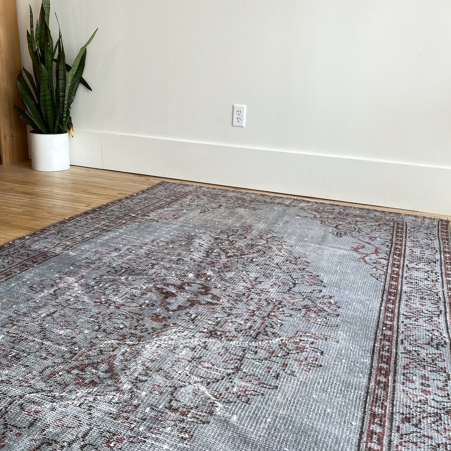 ELLIOT Vintage Hand-knotted Area Rug  (5.1 x 8.9)