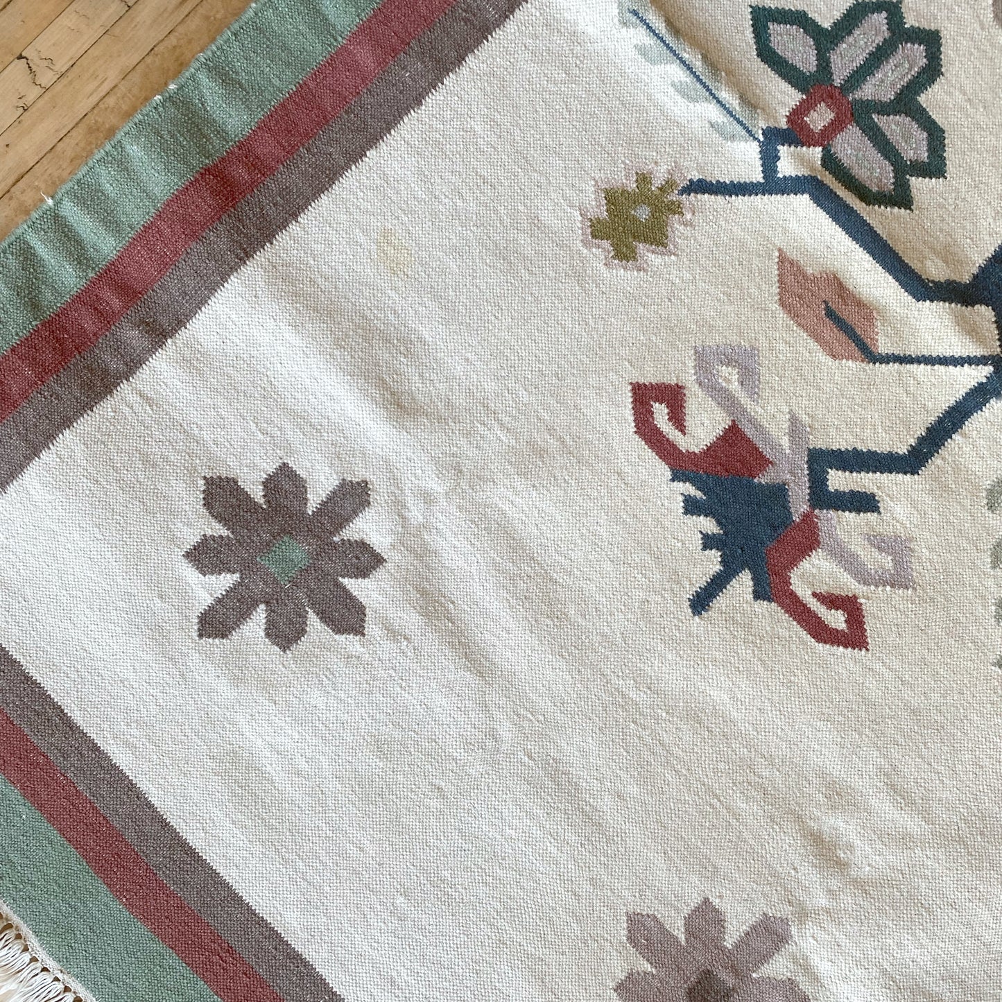 Vintage Hand-Woven Floral Kilim Rug, (4' x 6')
