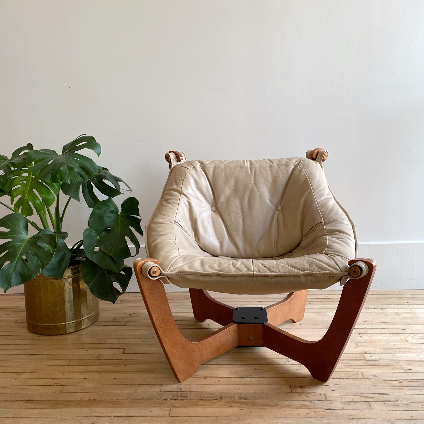 "LUNA" Low Back Leather Chair