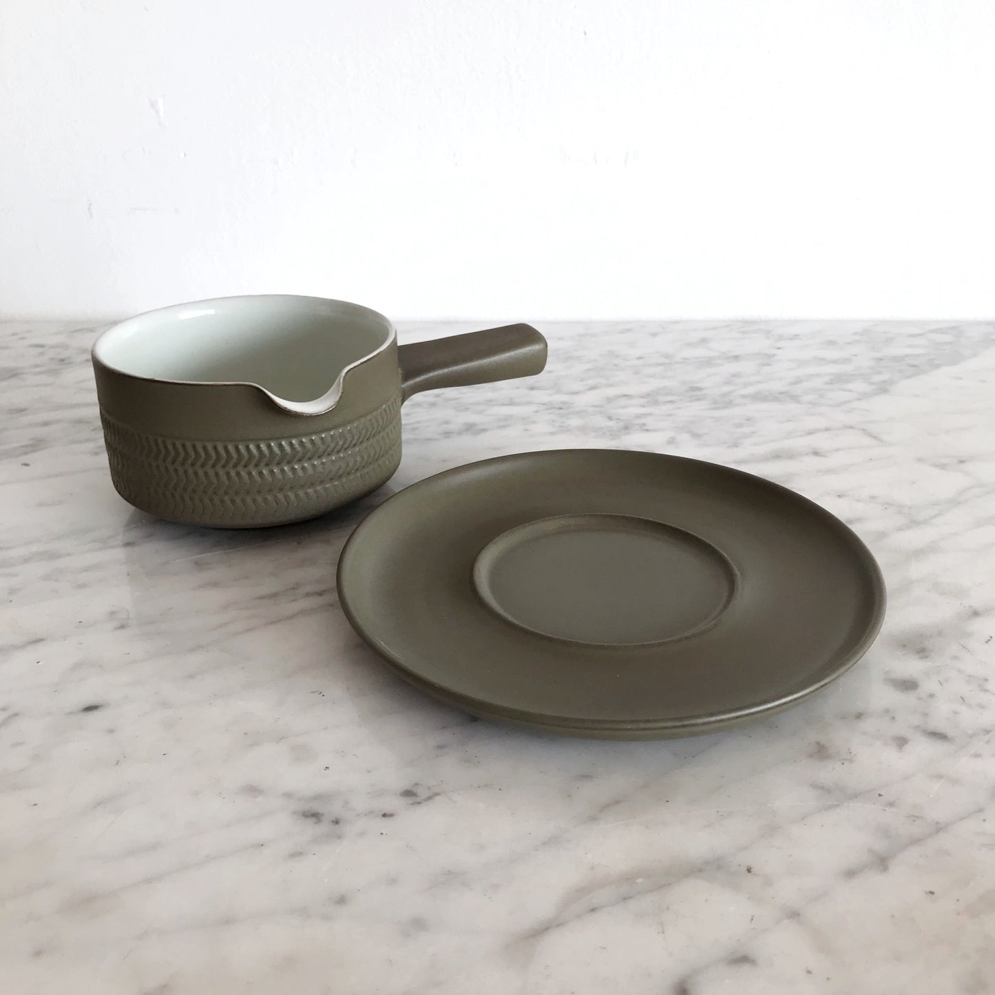 Stoneware Gravy Boat & Saucer Set