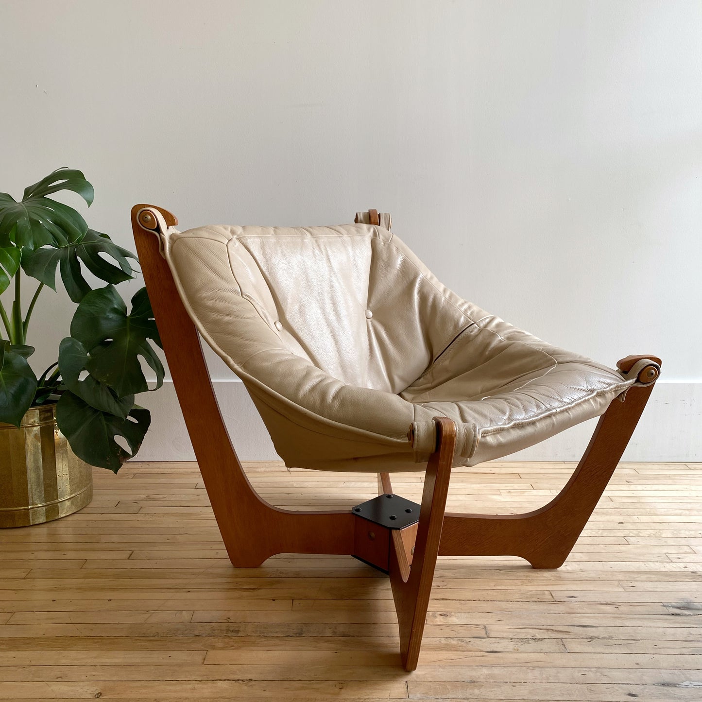 "LUNA" Low Back Leather Chair