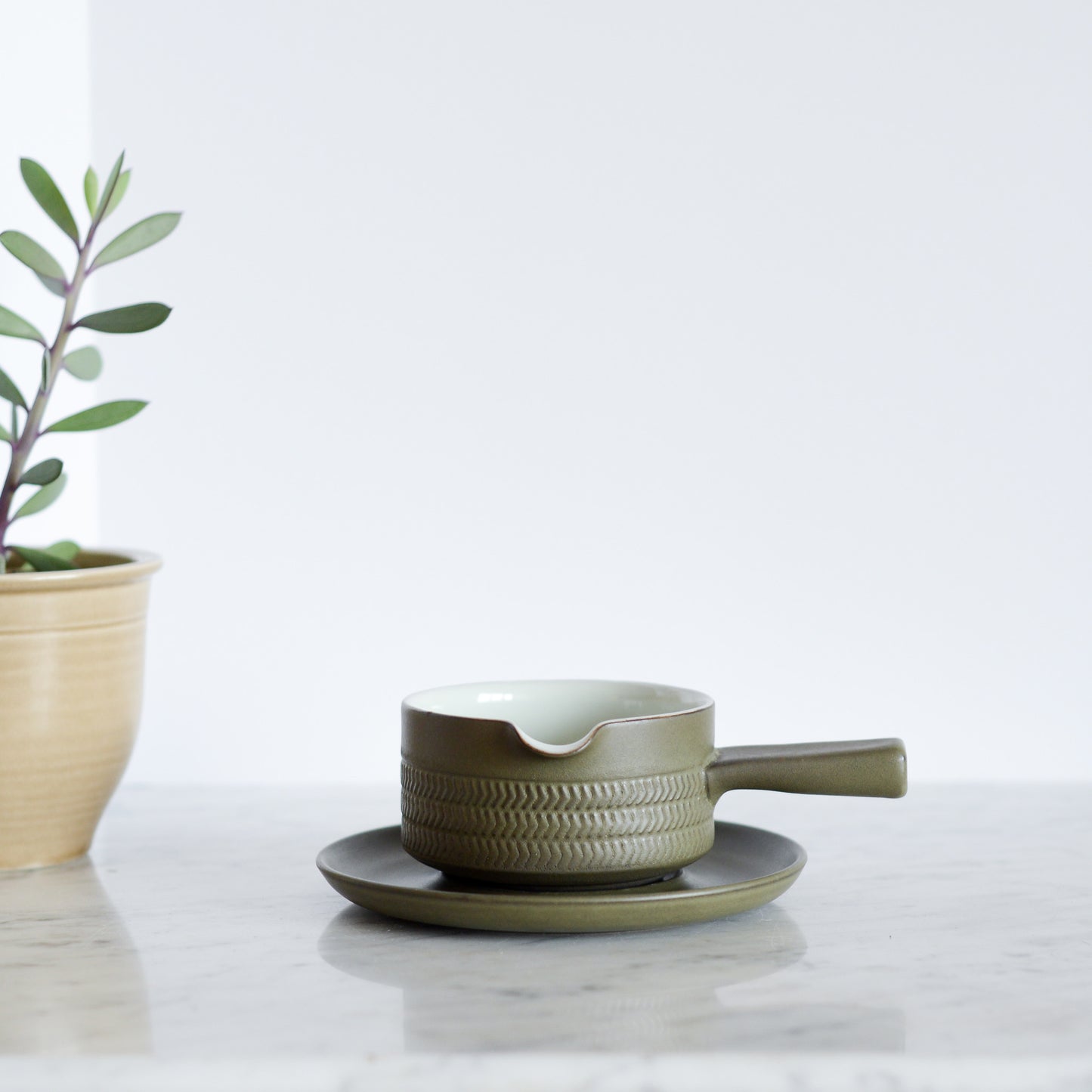 Stoneware Gravy Boat & Saucer Set