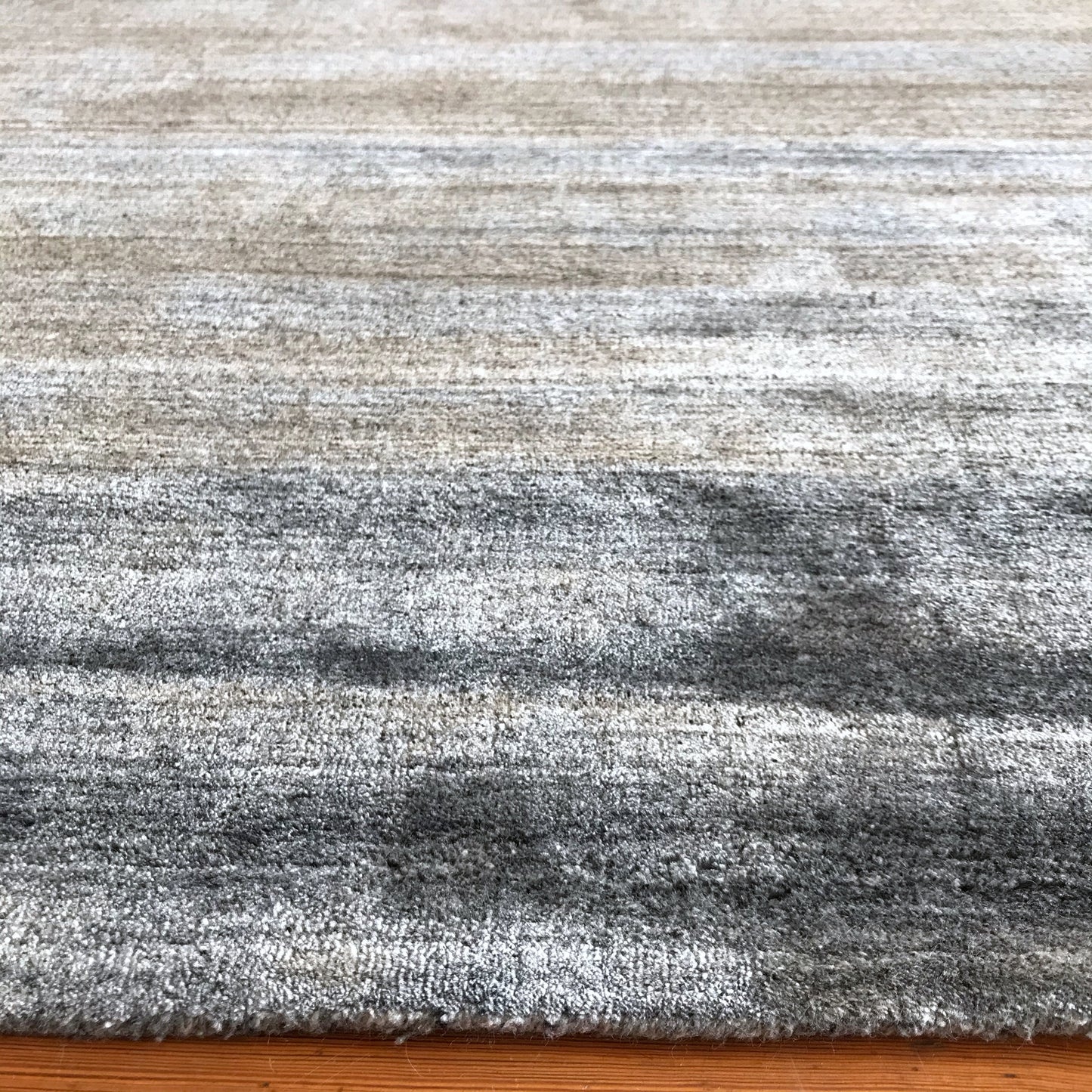 "LONDON" Wool Rug (5.7 x 8.7)