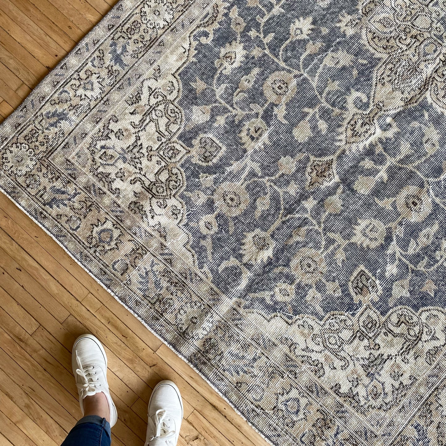 BELLA Vintage Blue Floral Hand-knotted Wool Rug (5.2 x 8.4)