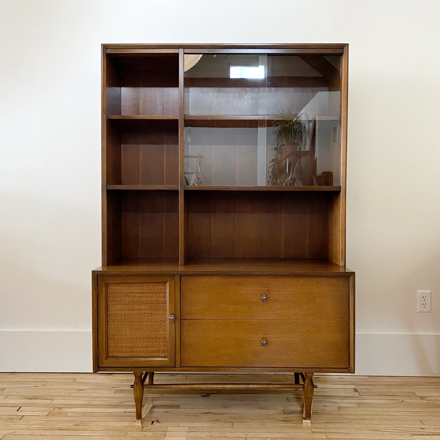 Vintage Mid-Century Display Hutch / China Cabinet